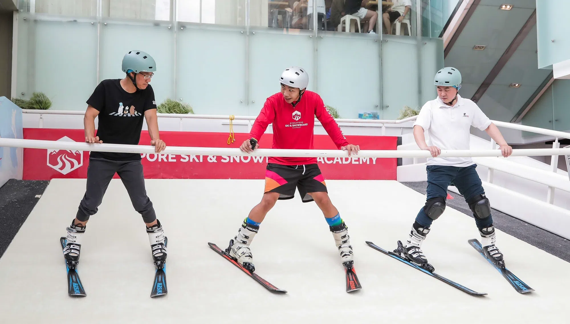 欧美假期2021年创立新加坡滑雪学校让国人也能够在四季如夏的新加坡享受滑雪乐趣或学习滑雪。（图/欧美假期提供）