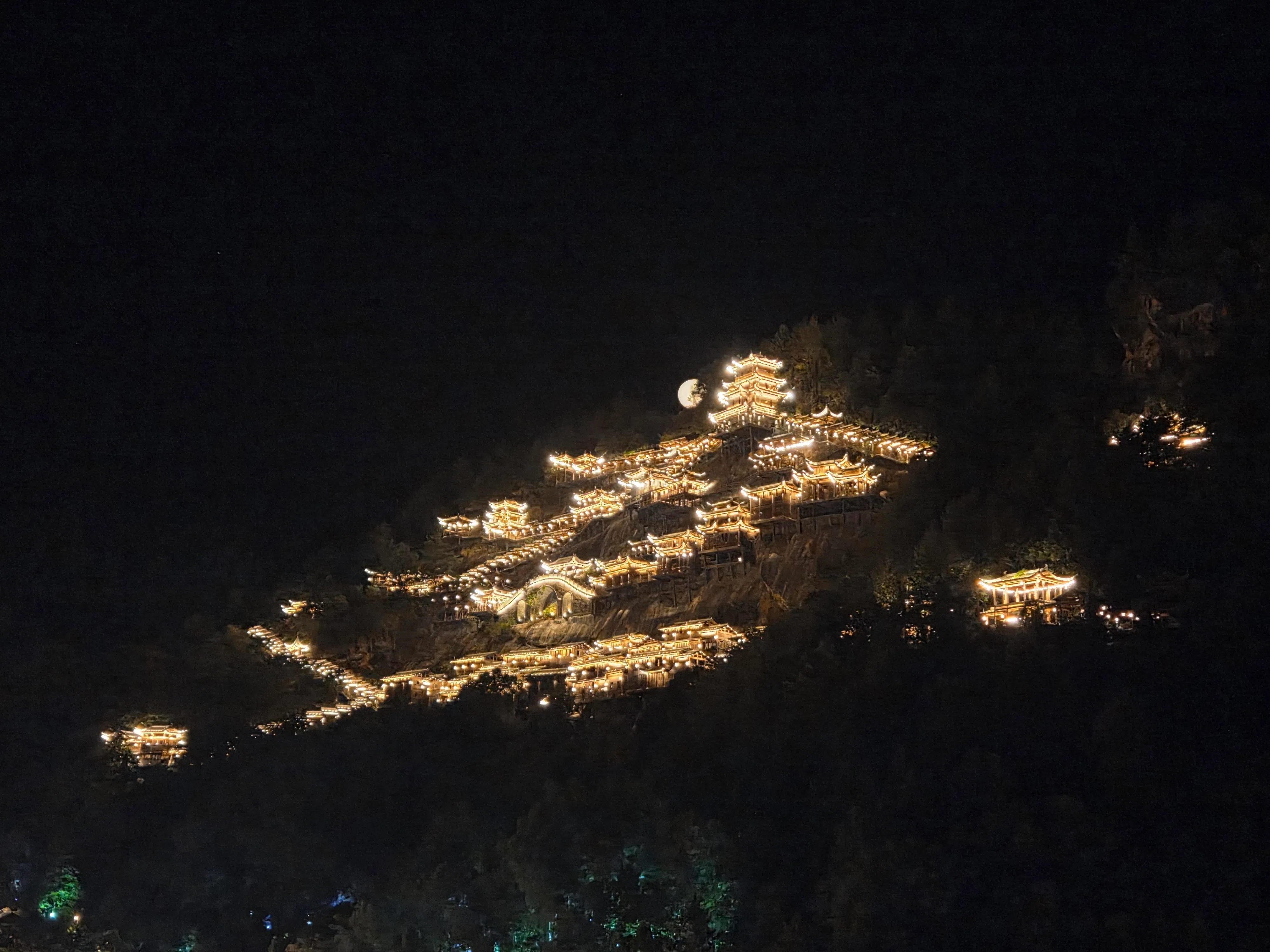 望仙谷的屋子顺山而建，夜幕降临，灯光一层层亮起。（胡晓玲摄）