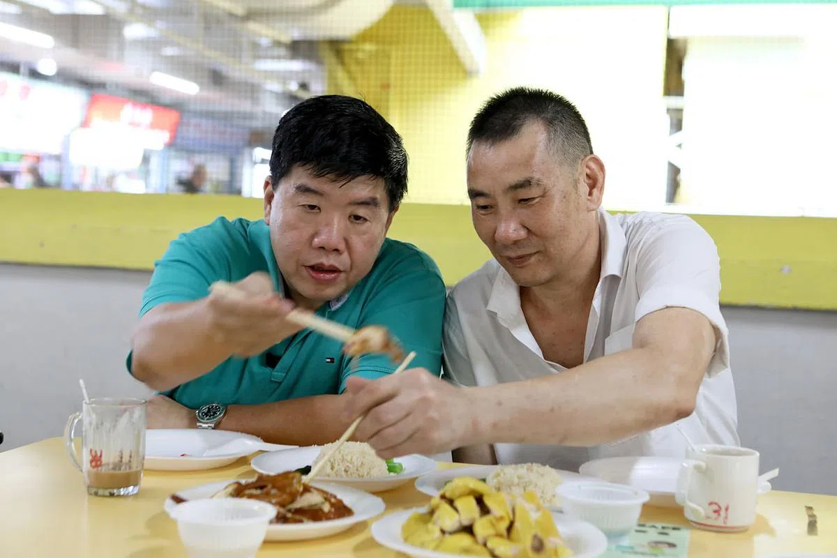 笔名江夏二郎的美食作者黄长彦医生（左），欣赏元朗油鸡博士王强对烹饪和食材的坚持。（龙国雄摄）