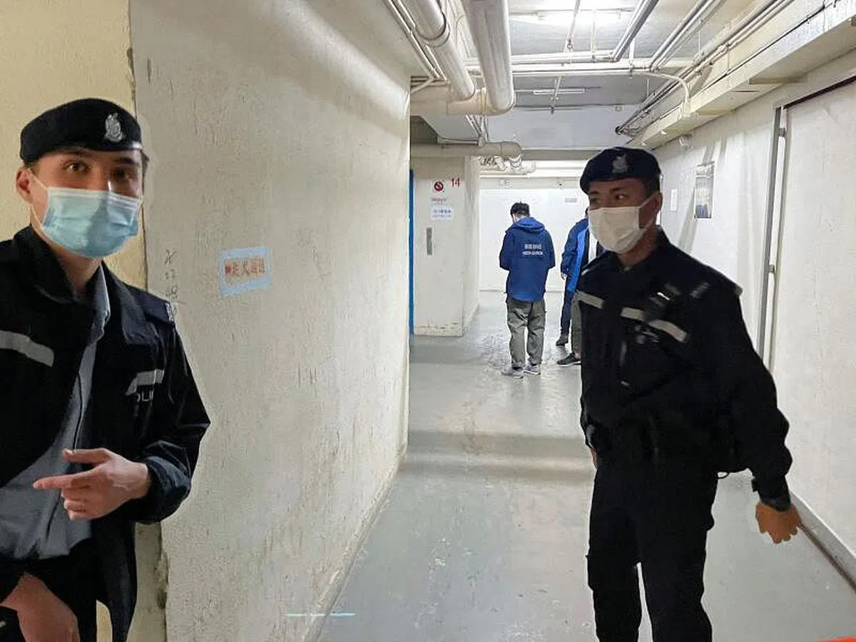 香港警方国安处人员今晨到《立场新闻》位于开源道的办公室搜查。（路透社）