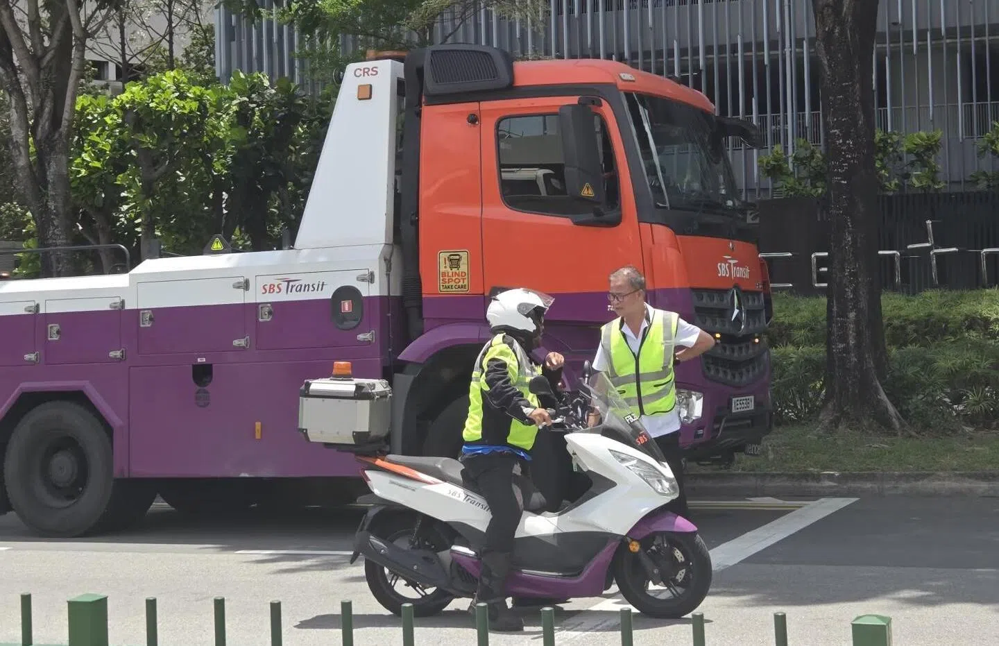 网友也在贴文中说，在现场看到三辆救护车、一辆消防车和拖车。（取自小红书）