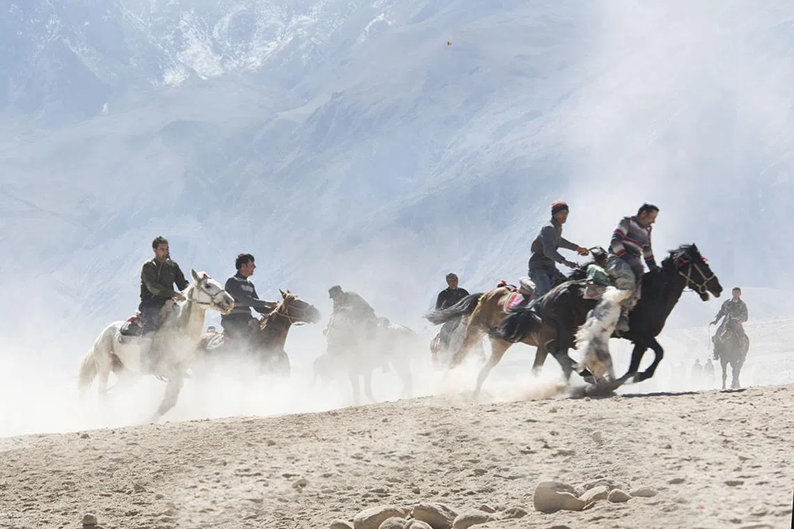 8.夺得羊皮后，眼看就要冲到目标地点。（叶文基摄）