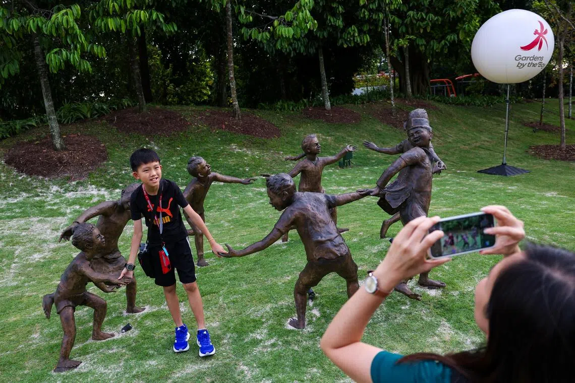 作品以七个奔跑的孩童组成，其中六个象征新加坡走过的六个10年，最小的孩童寓意国家面向未来的希望与动力。（林明顺摄）