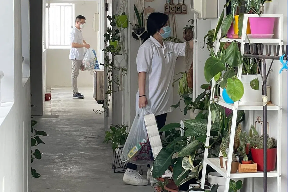 Trip.com发动员工到社区分发关怀礼包给贫困家庭。（图/商家提供）