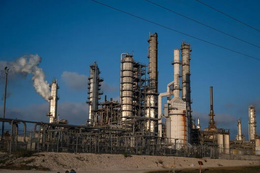 美伊冲突扰乱原油供应 油价或溢价50%冲高至每桶100美元