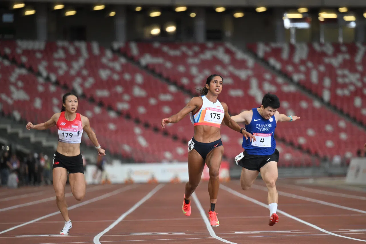 珊蒂（中）在星期四的女子100米决赛中跑出11秒45，顺利夺冠。（海峡时报）
