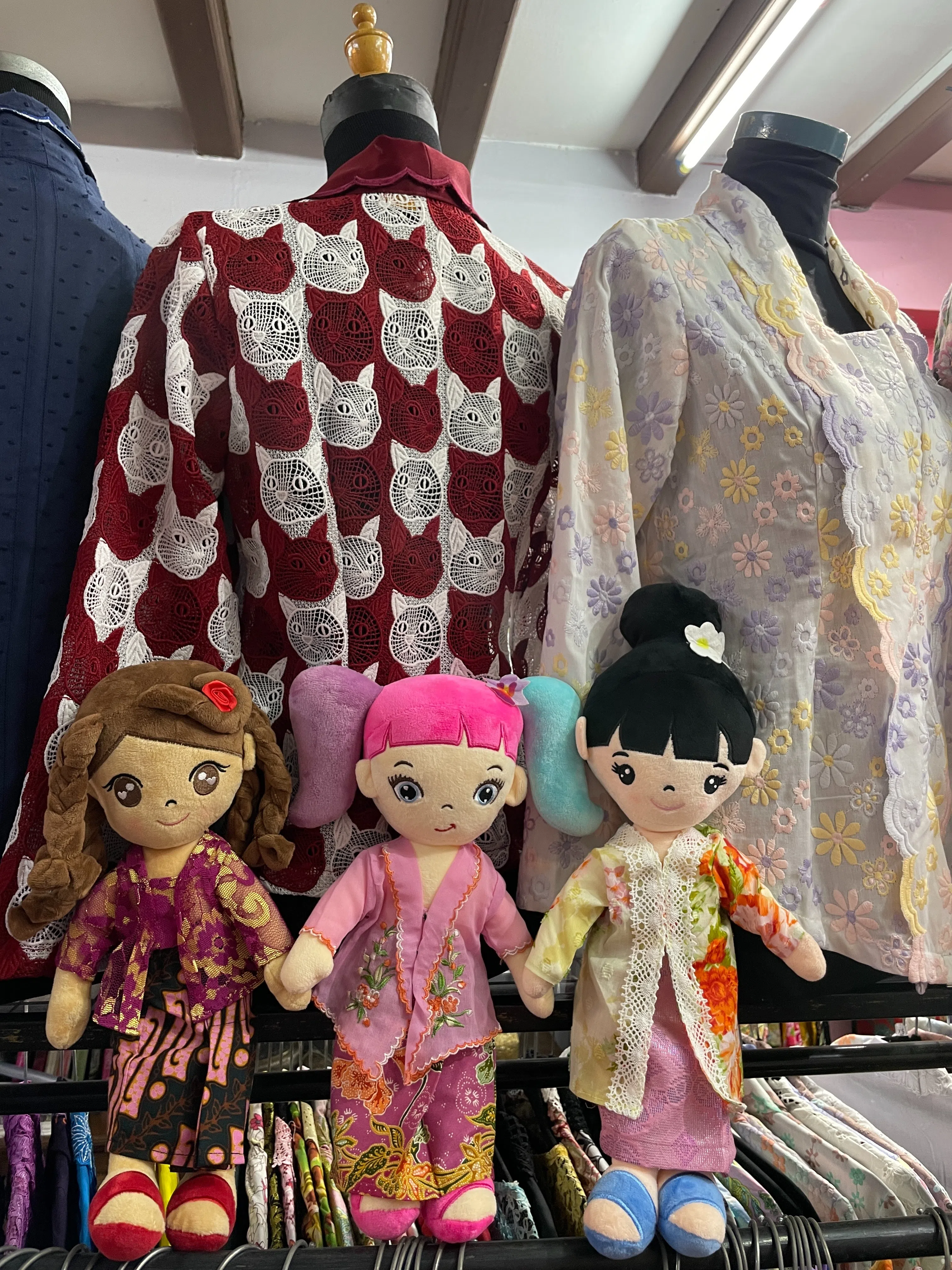 卡峇雅成功申遗的同个周末，设计师拉缇雅娜推出她构思多年的卡峇雅娃娃。（林方伟摄）