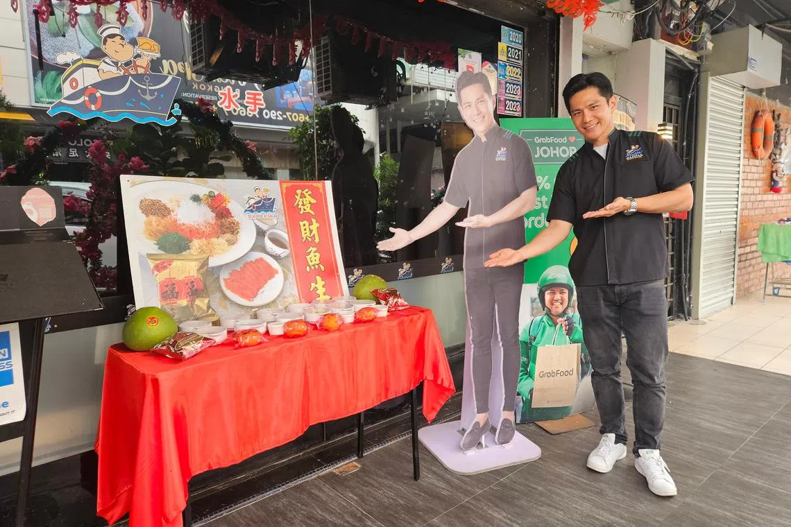 祖雄的人形立牌每天在爸爸的餐馆门外招客。（洪铭铧摄）