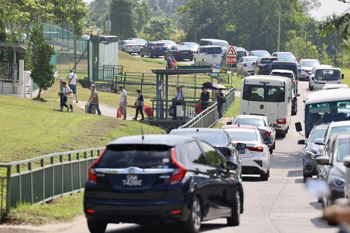 许多公众这个周末开始清明扫墓活动，星期天（3月30日）早上蔡厝港骨灰瓮安置所出现车龙。（陈斌勤摄）