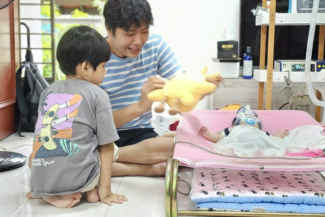 同样患上SMA的佁鍕随母亲探访王彦喆一家，为他们加油打气。（许淑美摄）