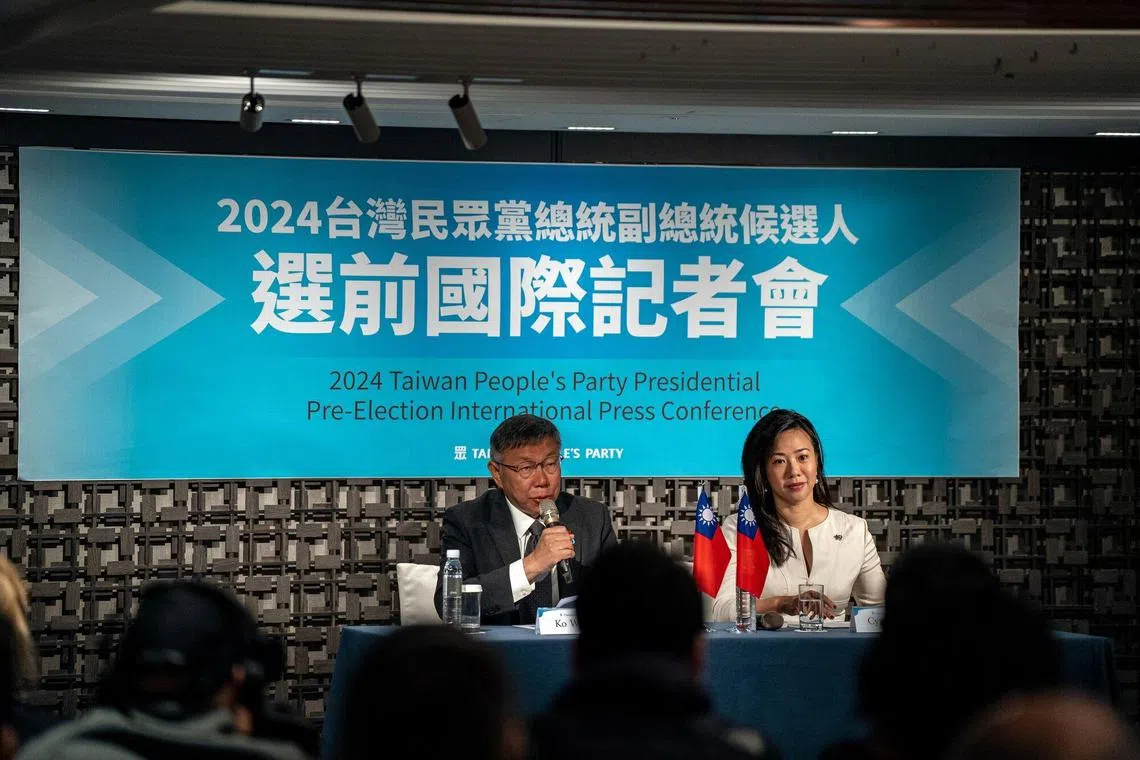 台湾民众党副总统候选人柯文哲、吴欣盈星期五（1月12日）上午举办国际记者会，共有160余家国际媒体参加。（彭博社）