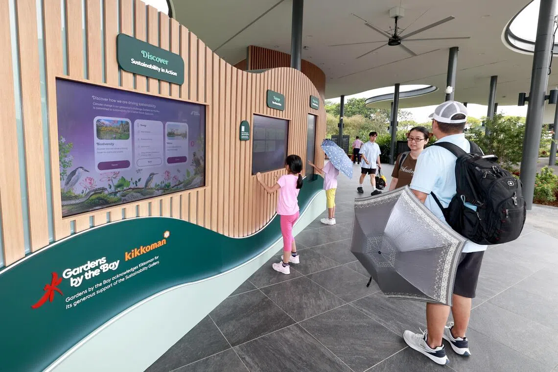 展区内设有名为“永续之墙”的互动屏区域，不仅让公众了解滨海湾花园节能减排、废弃物处理、维护生物多样性等环保举措和可持续发展的行动，还能签署个人气候承诺书，为永续发展做出贡献。（周国威摄）