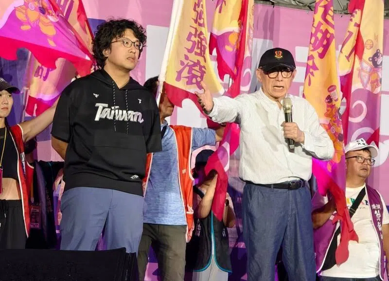 民进党立委沈伯洋（左）和罢免领衔人联电创办人曹兴诚（右）星期四（7月24日）晚在“迎向成功凯道晚会”上台宣讲。（自由时报）