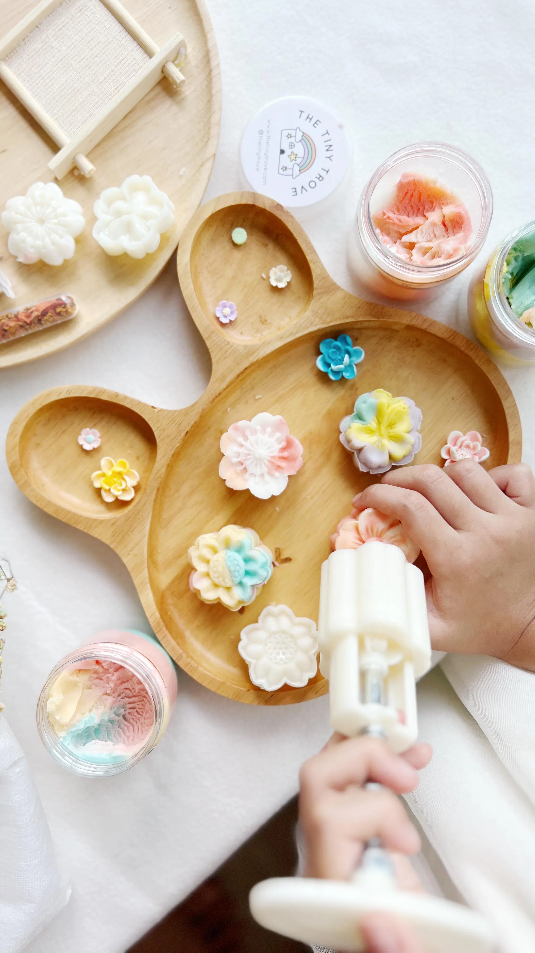 Little Trove橡皮泥触感柔滑如丝，还掺入精油，香香滑滑的，小孩子一定会喜欢。（Tiny Trove提供）