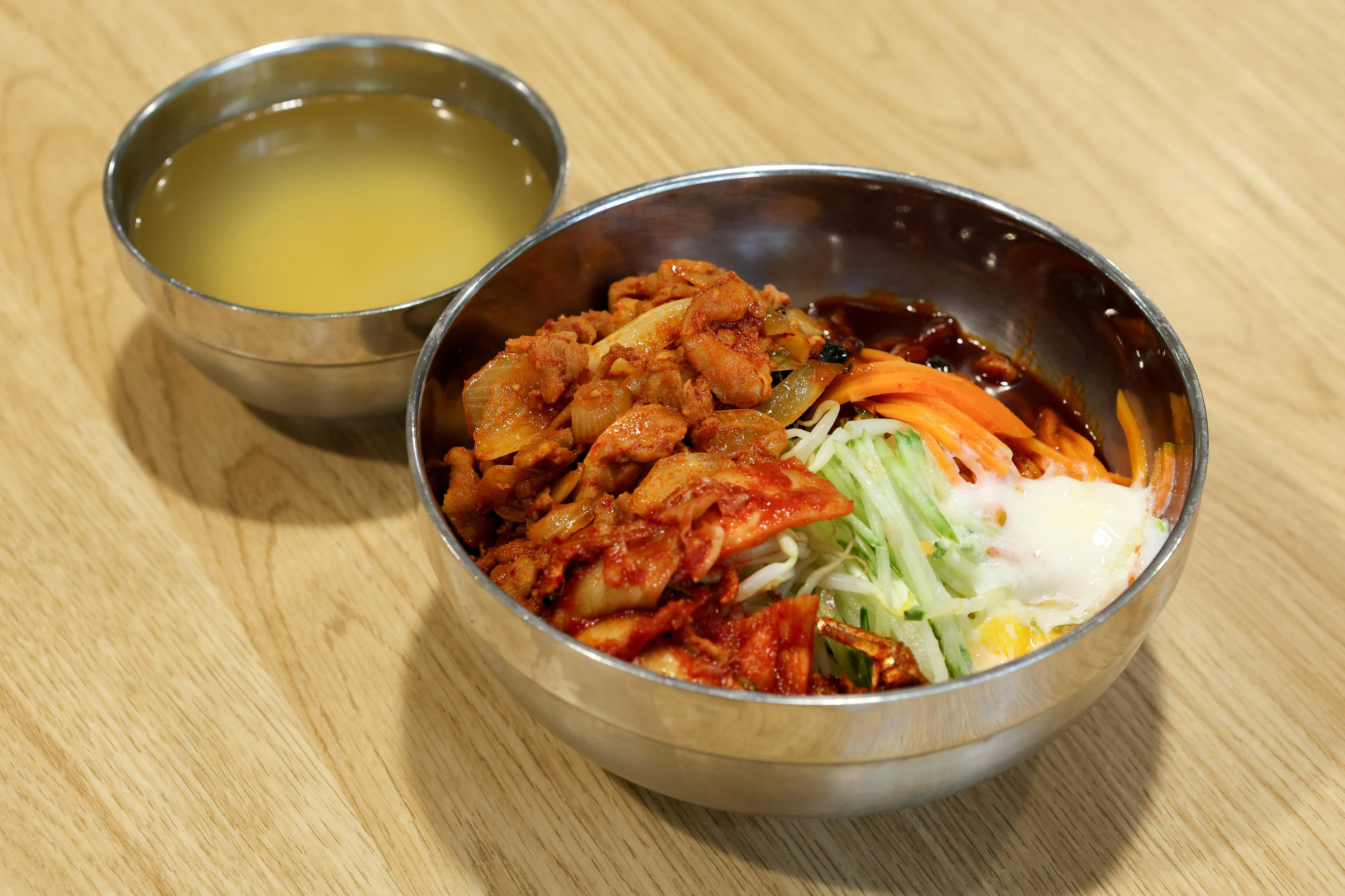 香辣鸡肉韩式拌饭，料多味美，十分地道。（特约李姿仪摄）