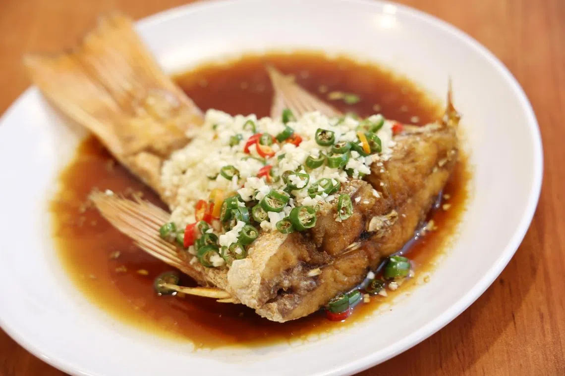 泰式蒜花鱼尾，酸香开胃。（陈渊庄摄）