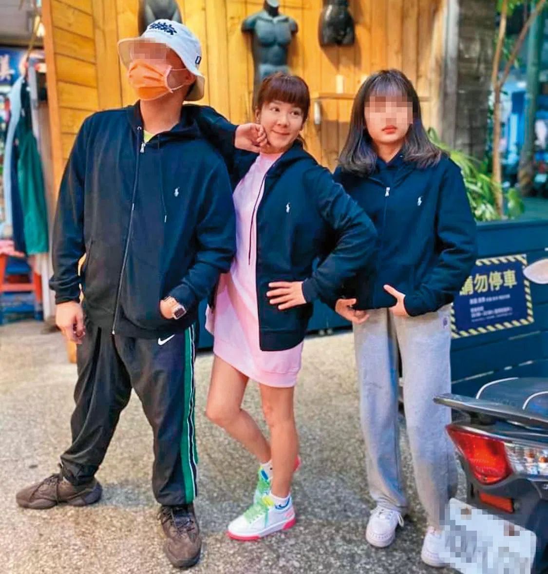 陆元琪（中）跟儿女的感情很好，三人时常在社交网站晒日常。（取自互联网）