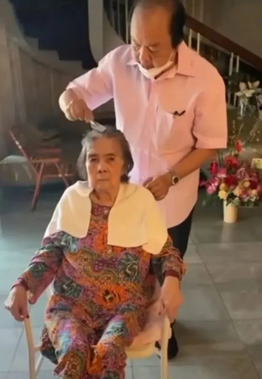 翁俊民给母亲染发。