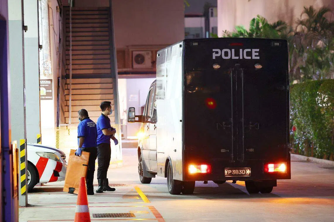 星期六晚上约10时30分，一辆黑车驶进酒店后方的卸货区，运走死者的遗体。（林明顺摄）