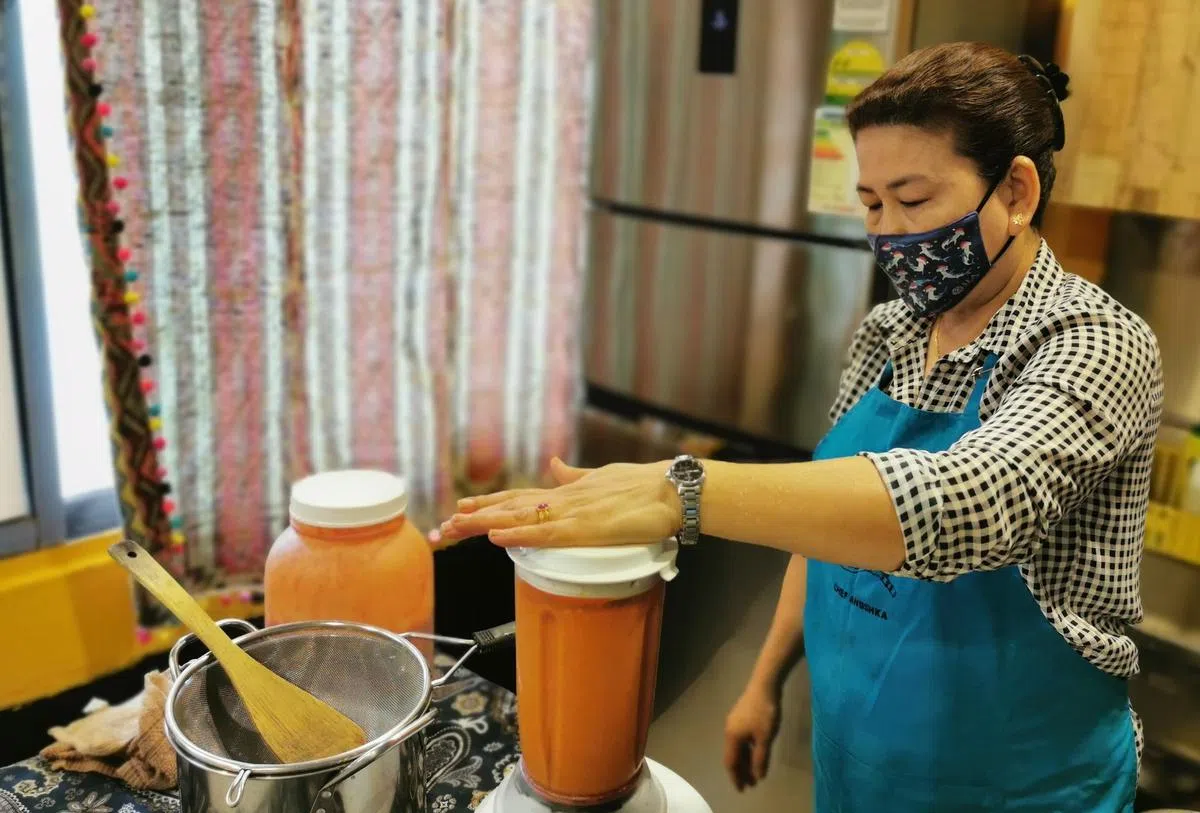 奶油鸡酱汁是老板娘Anushka的用腰果、番茄和红萝卜等天然食材搅拌后煮成，不含人造和加工成分。