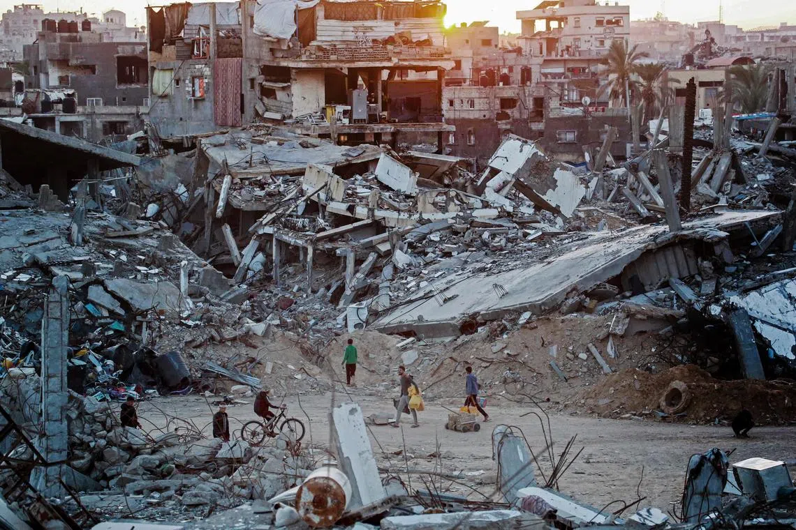 以色列和哈马斯继续战斗。以军星期一（12月2日）再次空袭加沙地带南部城市汗尤尼斯，对当地造成严重破坏。（法新社）