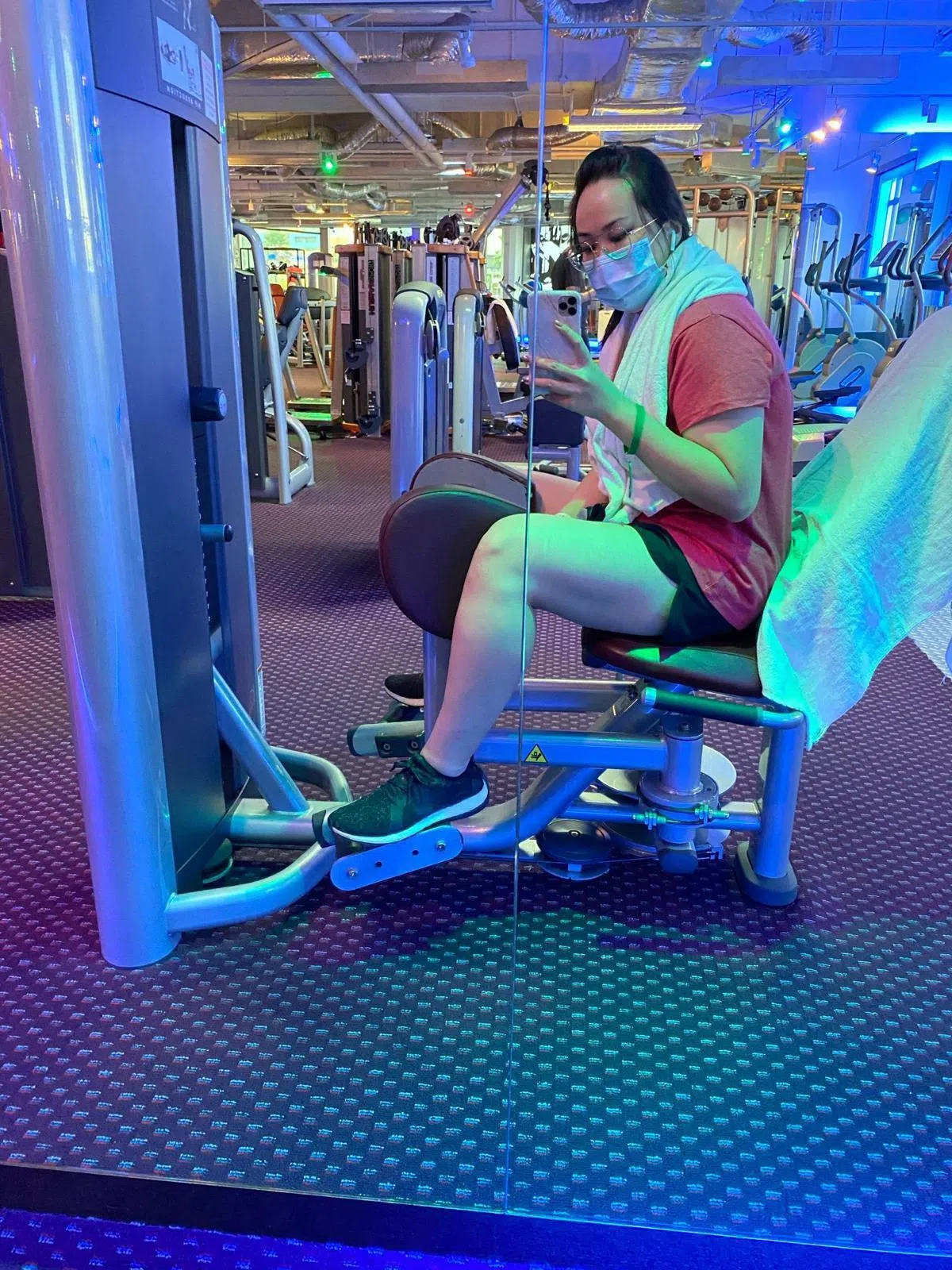 王姵霖在冠病封锁期间改变生活方式，开始在家锻炼，解封后参加健身课程，并调整饮食。（受访者提供）