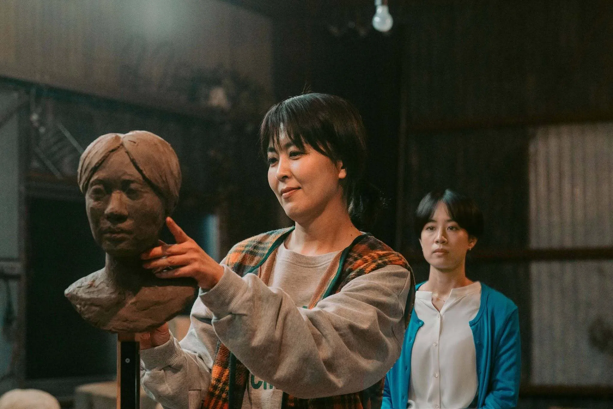 康城主竞赛入围片《奈义日记》由本地Momo Films制作，陈思恩担任监制之一、深田晃司执导。主要演员包括松隆子（左）和石桥静河。（取自康城影展官网）