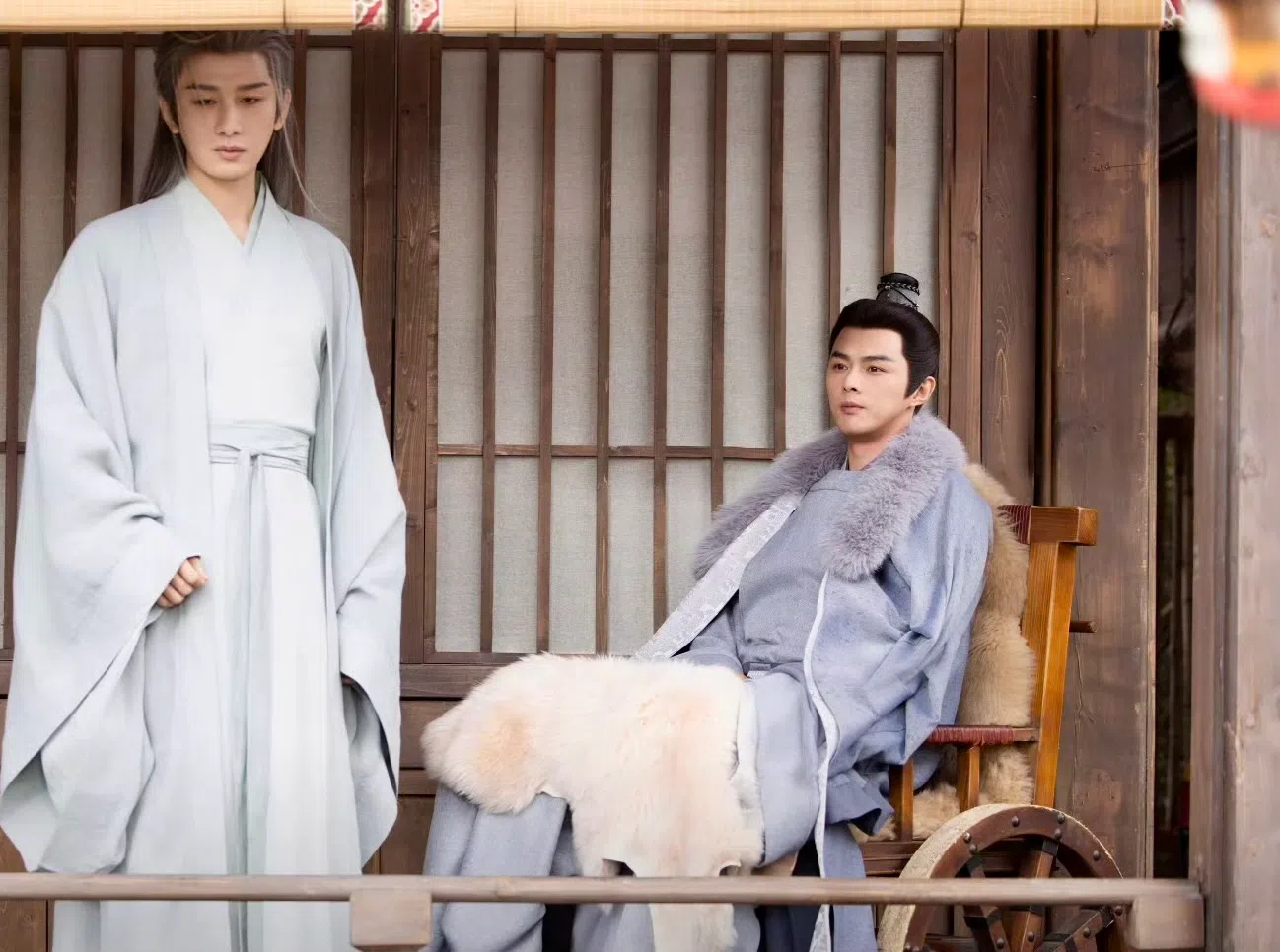 成毅（左）饰演的谢淮安在市井与官场底层蛰伏10年后， 与包括忠义将领顾玉（叶祖新饰，右）等人与言凤山（张涵予饰）展开智谋较量。（取自剧集微博）