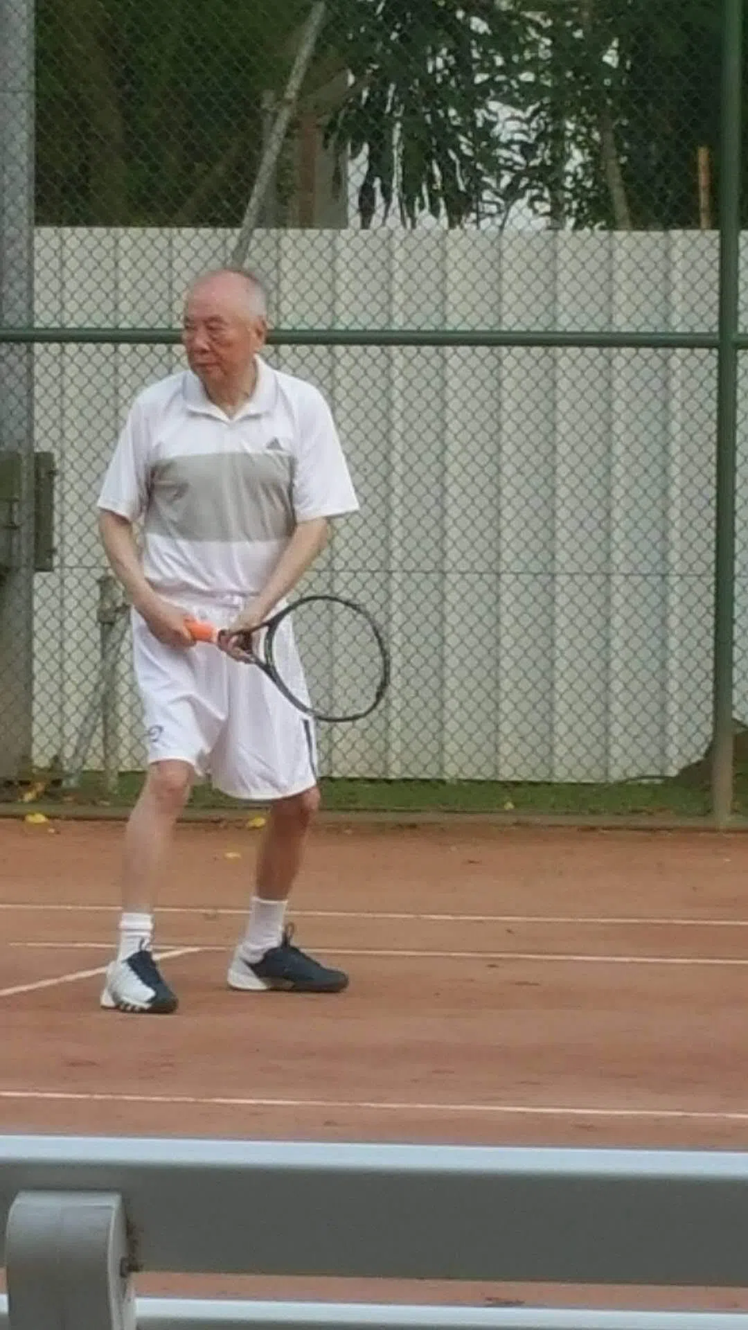 黄祖耀“球友”周神荣和郑倩薇表示，黄祖耀年过90岁打网球，挥球依然有力。（郑倩薇提供）