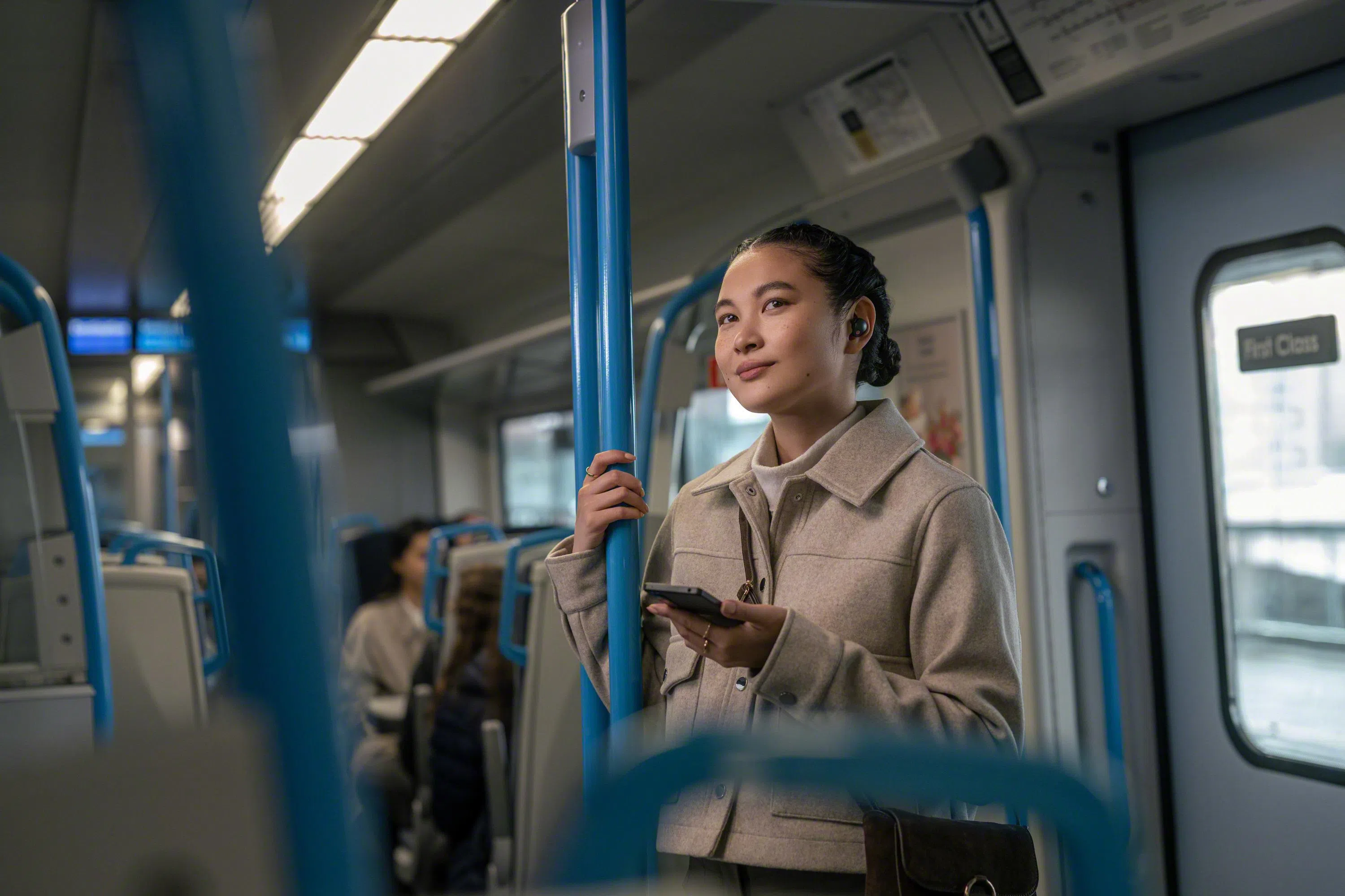 WF-1000XM5可根据用户的动作和环境自动启动降噪或通透模式。（厂商提供）