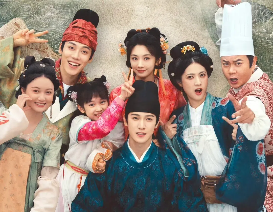 沈韶光（王影璐饰，后排右三）一家人因此意外穿越至古代，他们用现代脑袋开餐馆、推广街头小吃，还借宿在新任京兆少尹林晏（李昀锐饰，前排中）的府邸。（取自剧集微博）