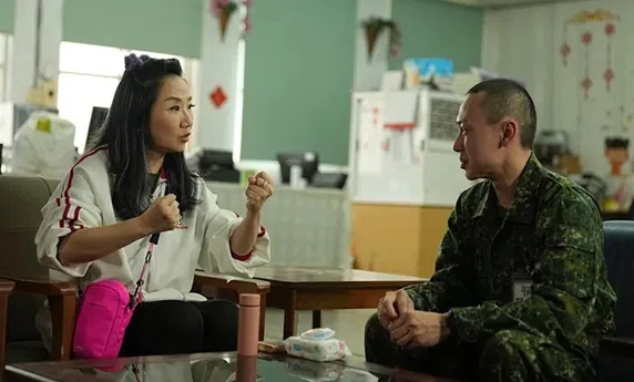 陶晶莹（左）仿佛有种魔力，能让星兵卸下心防倾吐心声。（互联网）