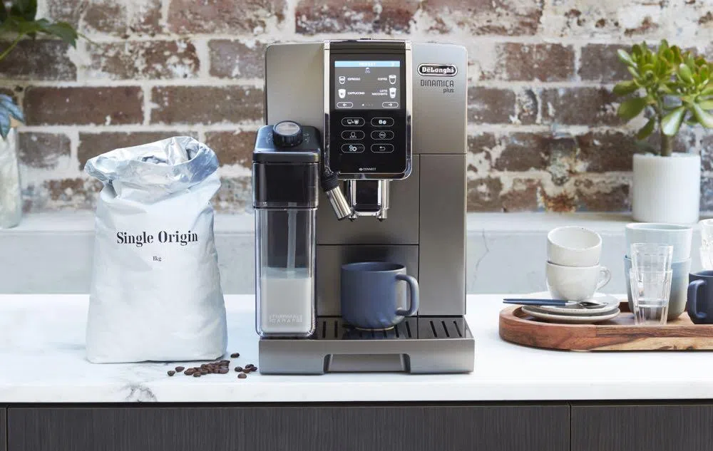 De’Longhi Dinamica Plus咖啡机具升级冷萃取技术，五分钟可冲泡咖啡馆级的冷咖啡。（商家提供）