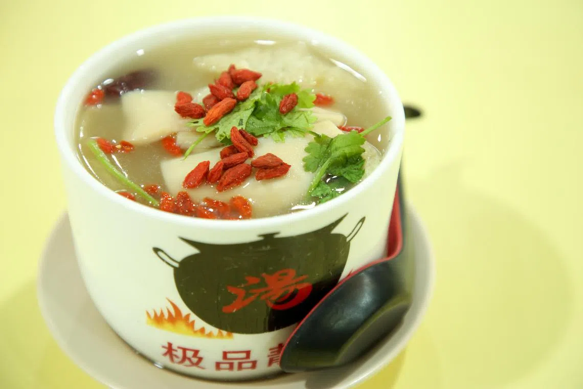 阿2老火汤的滋补极品佛跳墙。（李姿仪摄）