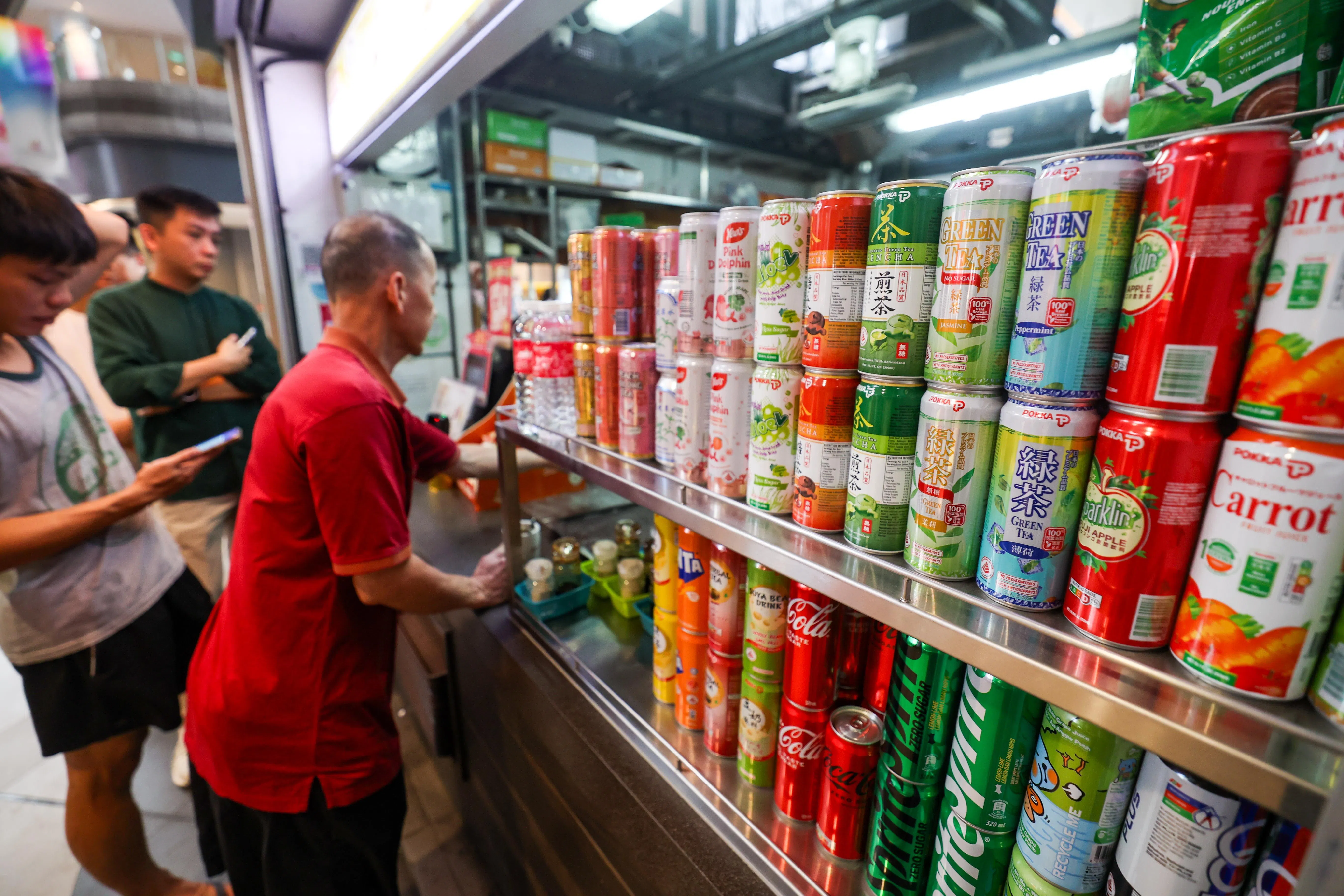 饮料瓶罐退费制的目标，是要在试行的第三年，把铝罐和塑料瓶的回收率，提高至80％。（吴先邦摄）