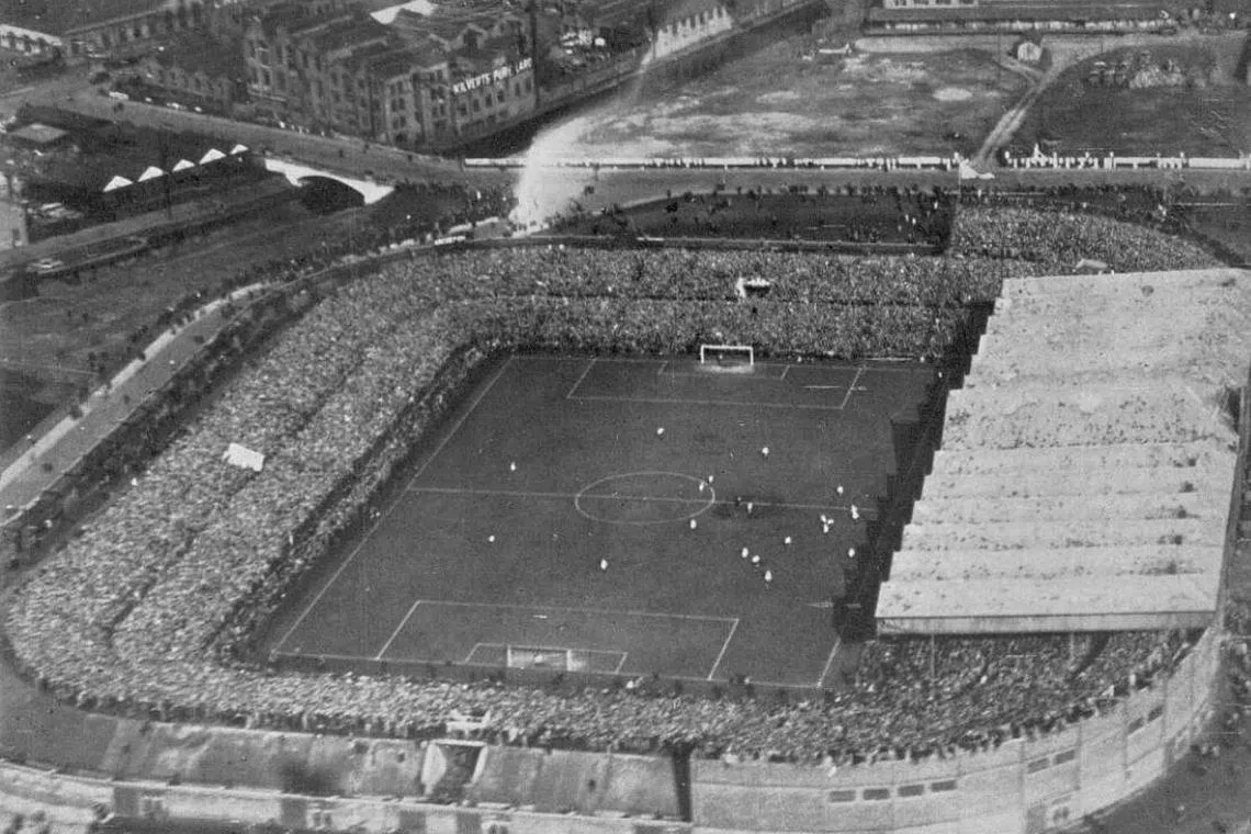 老特拉福德1910年2月19日建成以来就是曼联的主场堡垒，图为1930年的球场模样。（互联网）