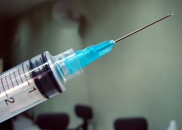 有的人见针色变，抗拒注射；注射也可能引发并发症。（档案照片）