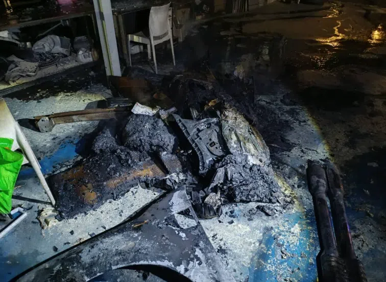 停放在店内的七辆电单车遭大火烧毁，其中三辆损毁80%，其余四辆损毁50%。（东方日报）