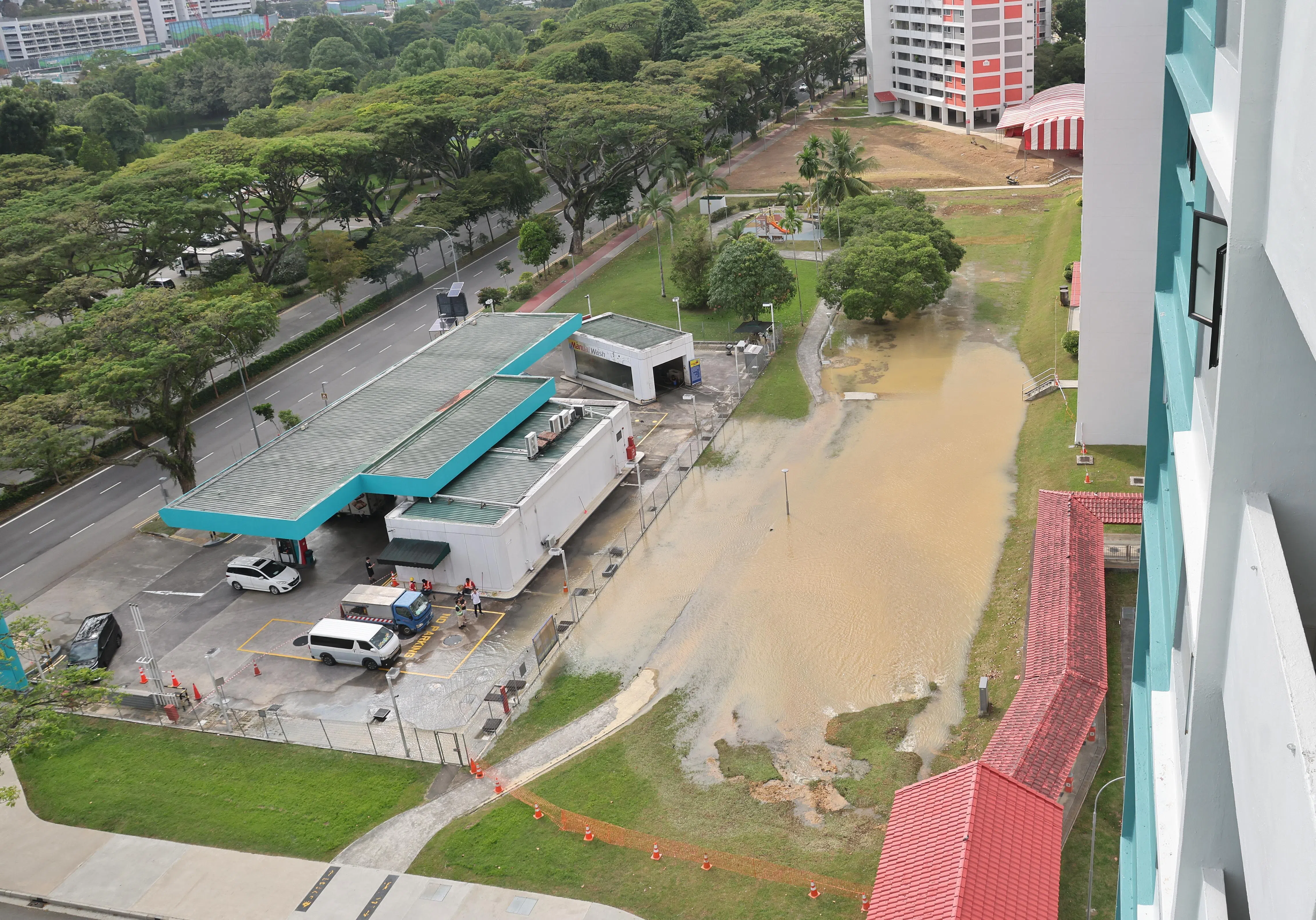 多名居民受访时说淹水情况影响不大，油站也如常提供添油服务。（唐家鸿摄）