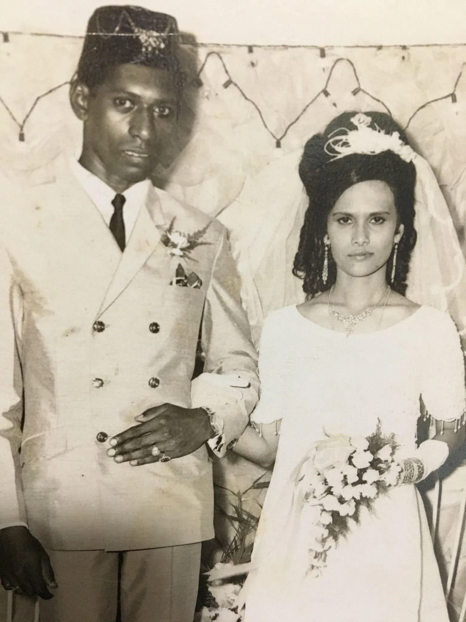 哈尼法（左）与妻子阿米娜1969年的结婚照。（受访者提供）