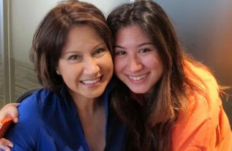 甄妮（左）与傅声生下一个女儿。（互联网）