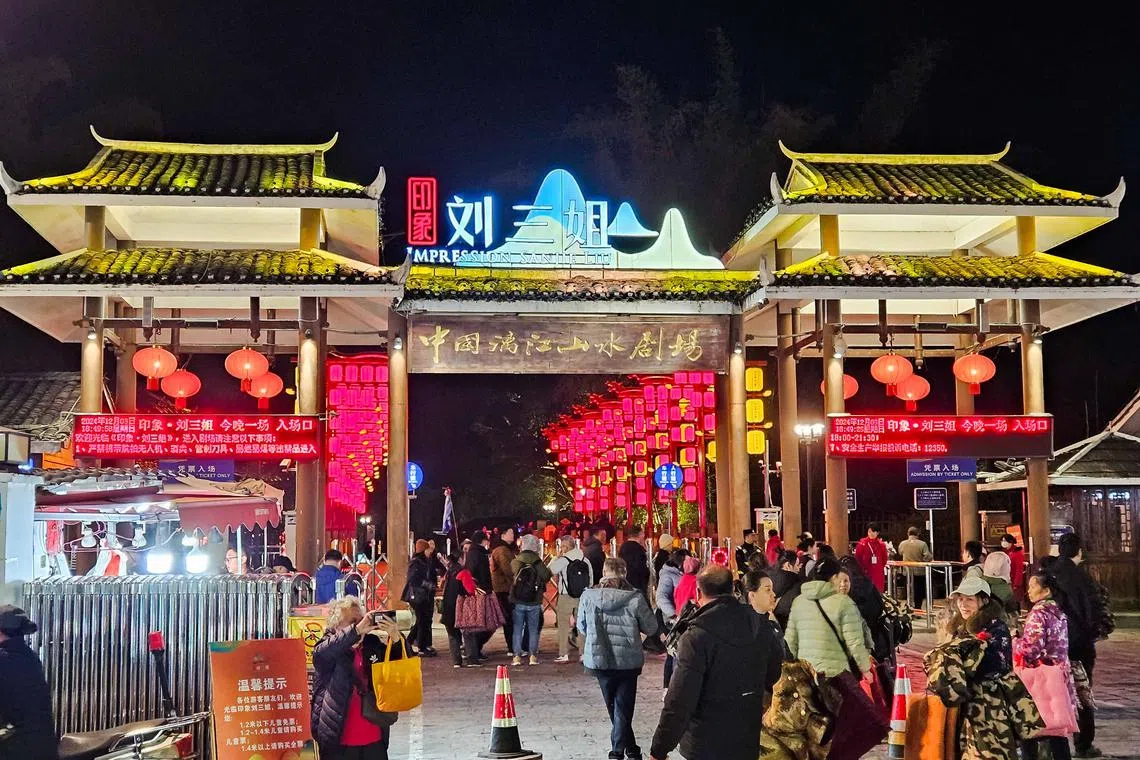 大型山水实景演出《印象刘三姐》。（客桑摄）