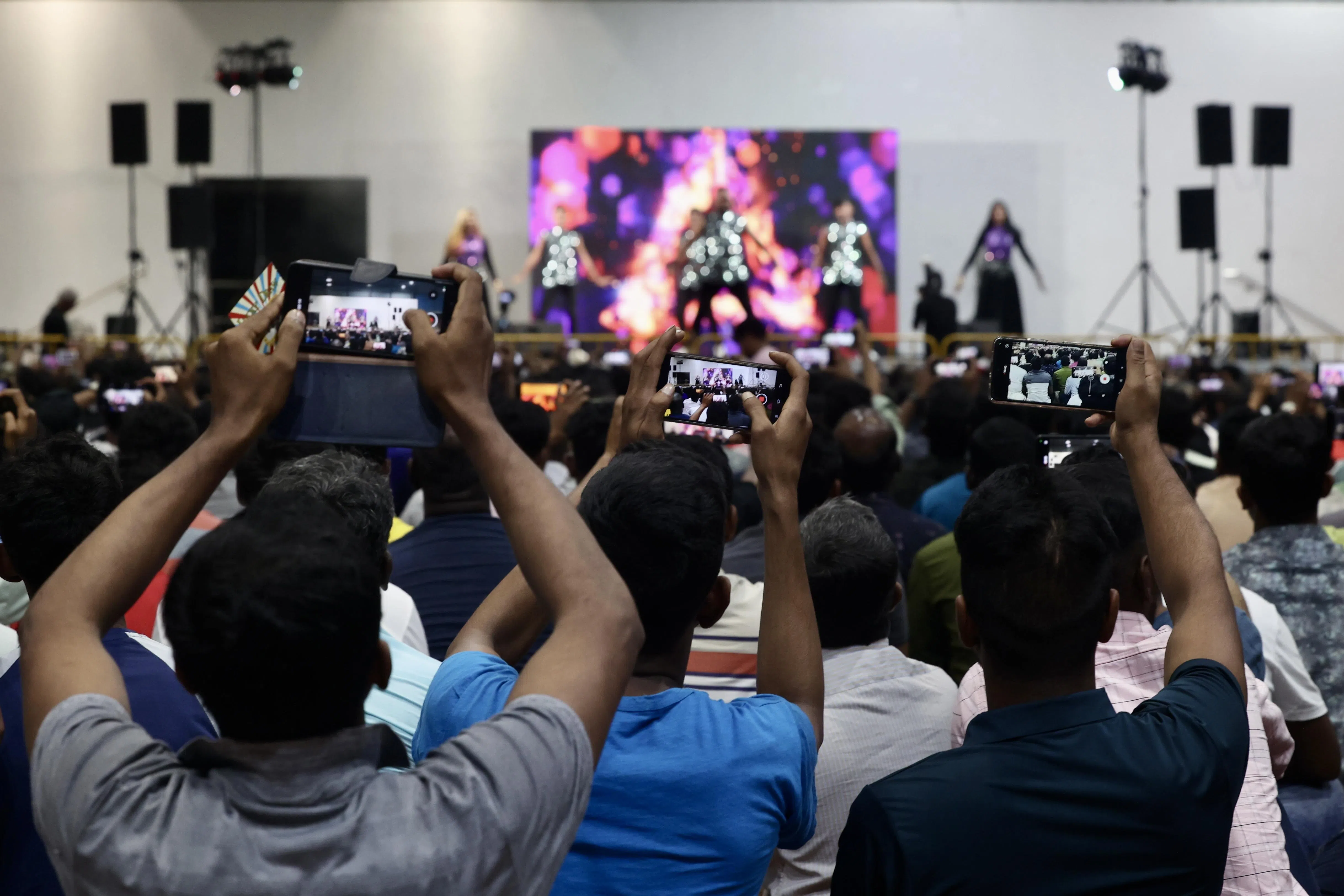 台上表演者舞得尽情，台下观众玩得尽兴，纷纷举起手机记录精彩瞬间。（陈斌勤摄）