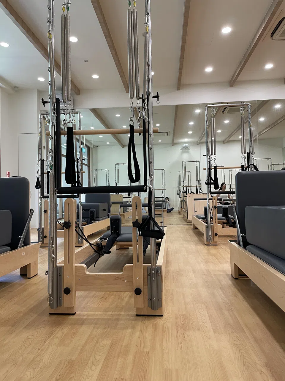 学习普拉提的人一般会通过运用一些辅助器材来完成指定动作，笔者常去的普拉提馆就有核心床（Reformer）和塔架（Tower）。（陈芷馨摄）