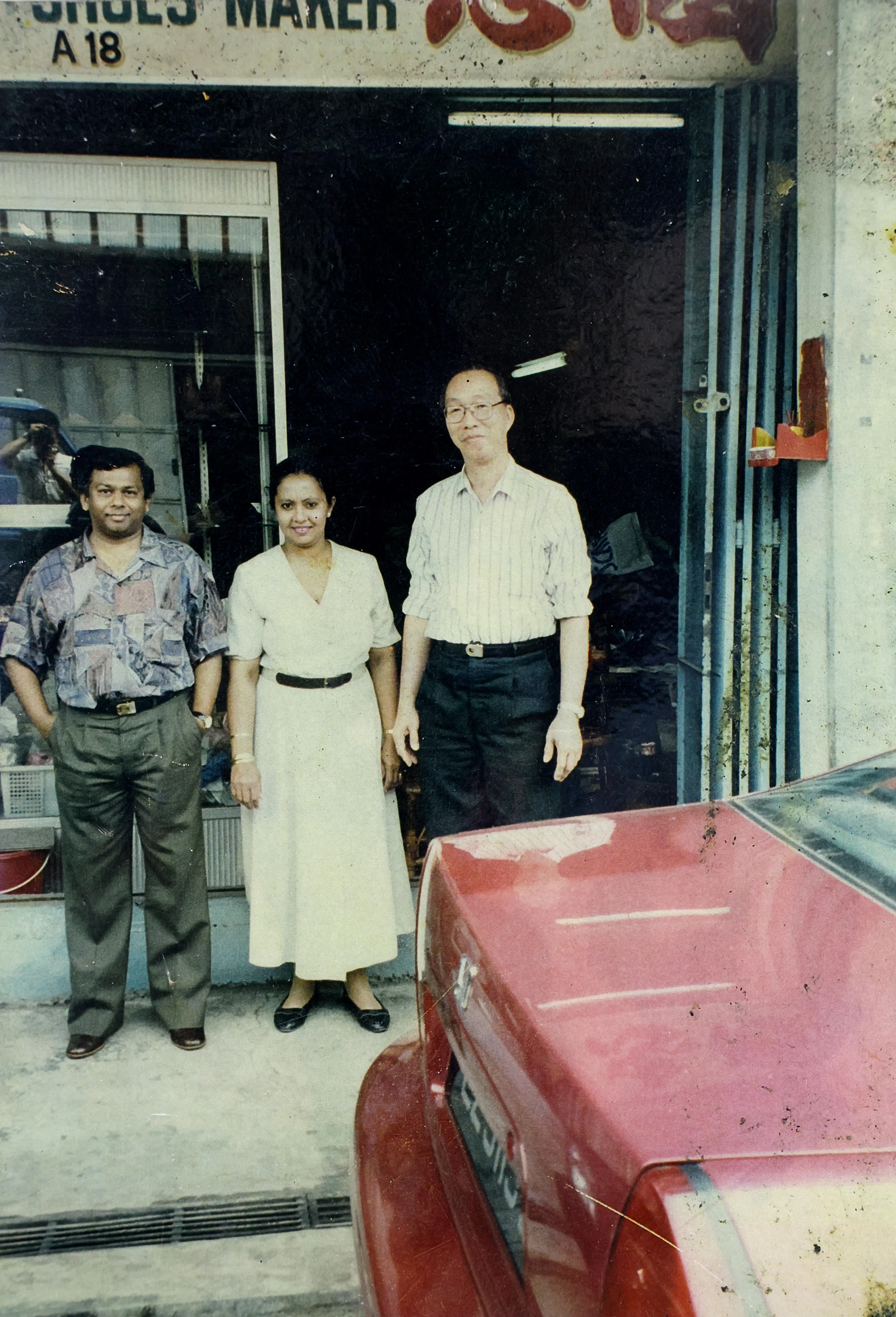 斯里兰卡布商（左）为与太太的身高匹配，专程找宋国忠订做鞋子。（龙国雄摄）