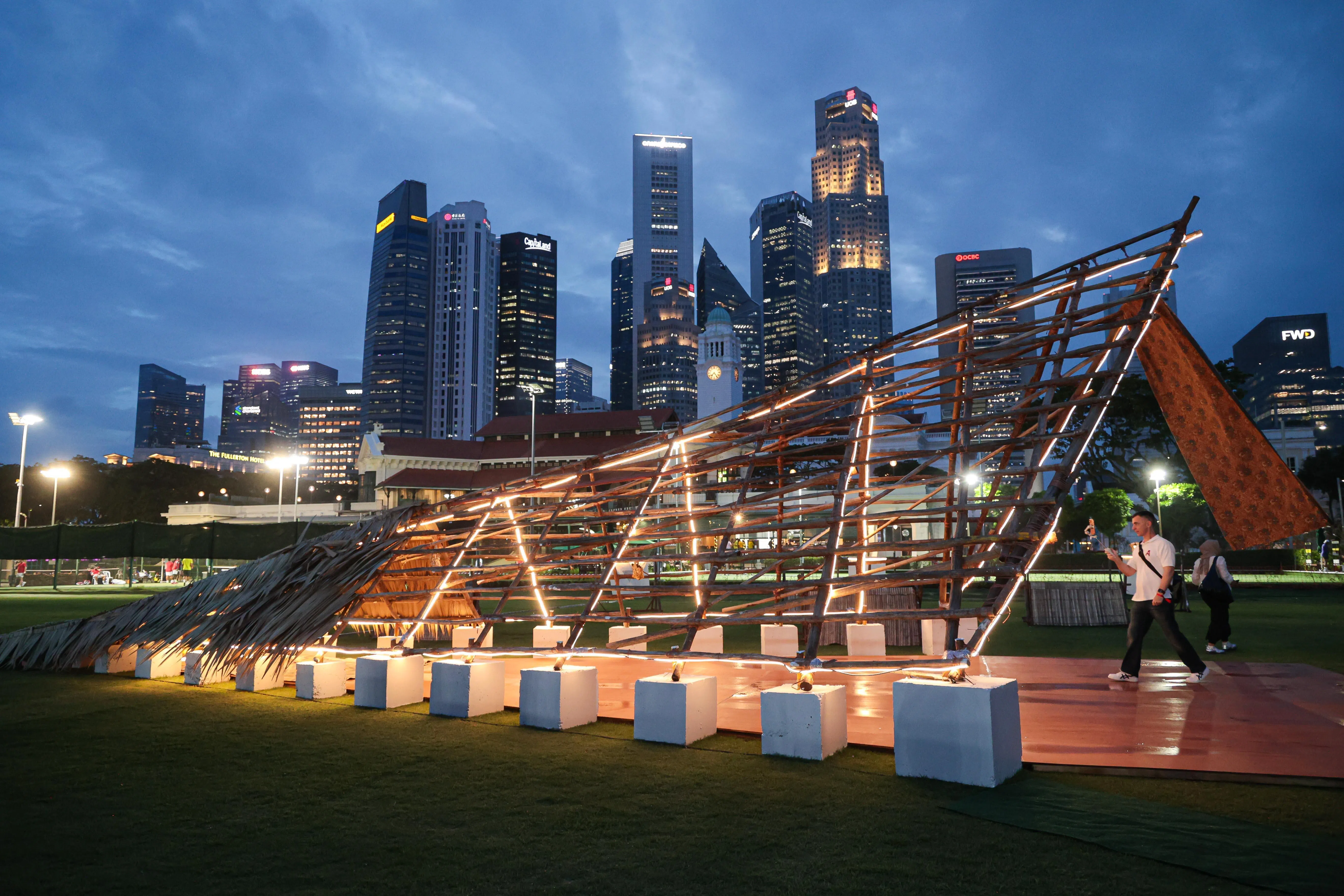 政府大厦前大草场上的艺术装置“沿海居所”，由第四代原住民海人菲尔道斯创作，通过独特装置引导访客超越现代城市发展的表象，深入体验和感受原住民海人的传统居所，反思历史。（李冠卫摄）