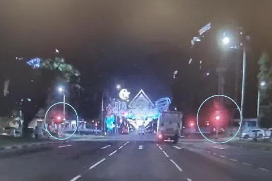 被告在抵达案发交界处时，前方的红绿灯已转红七秒，但她却没有留意到。（取自法庭文件）