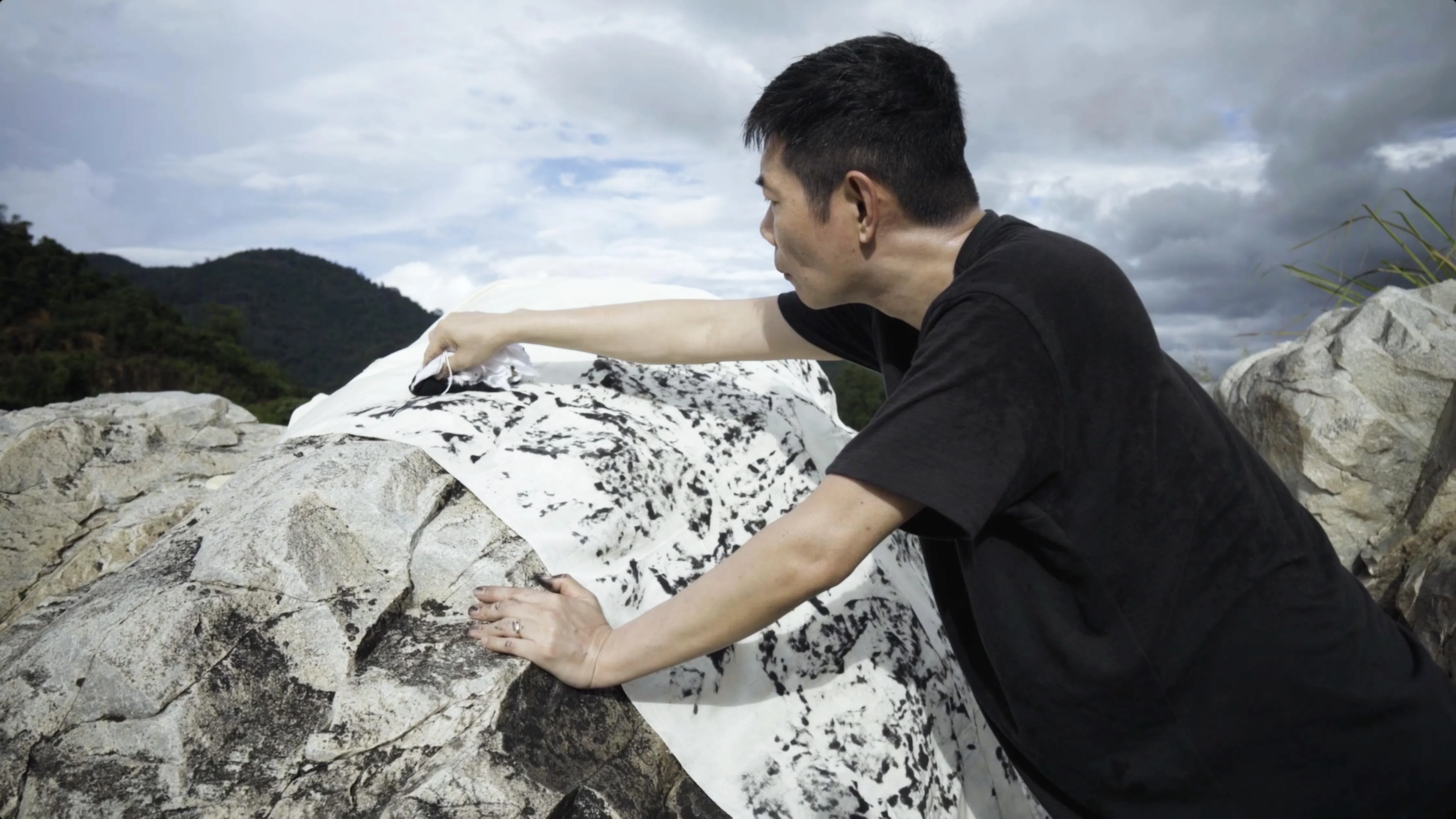 黄晨晗正在泰国双年展呈献《路径之十四：河流有两种流动方式》，包含岩石拓片。（受访者提供）