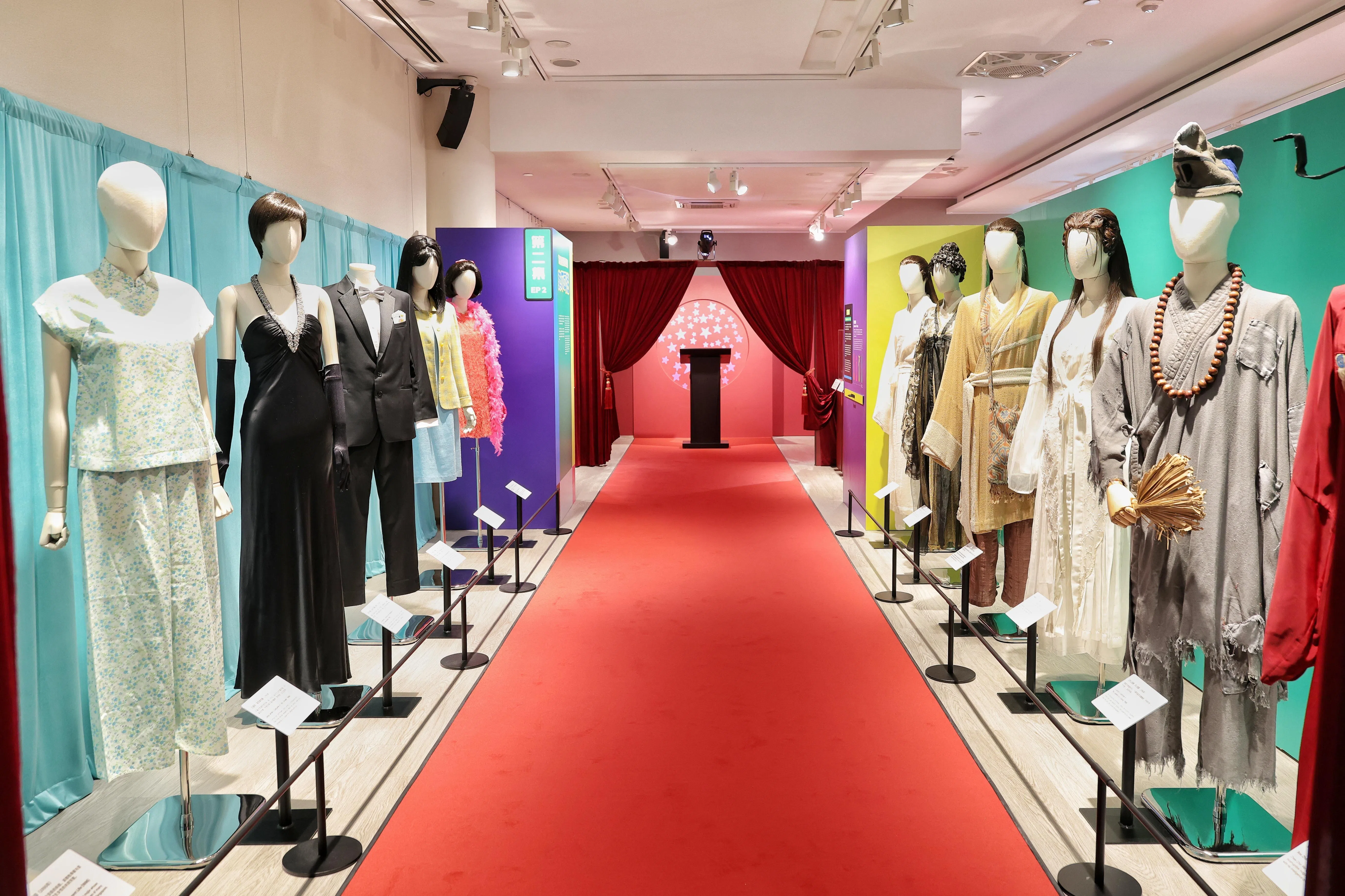 “闪耀四方：新加坡电视剧特展”展出多部电视剧戏服。（新明日报）