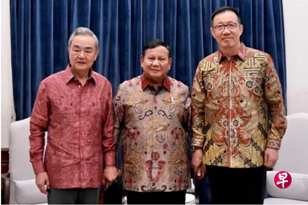 印度尼西亚总统普拉博沃（中）星期五（8月21日）在雅加达官邸会见中国外交部长王毅（左）和国防部长董军。 （中国外交部官网）